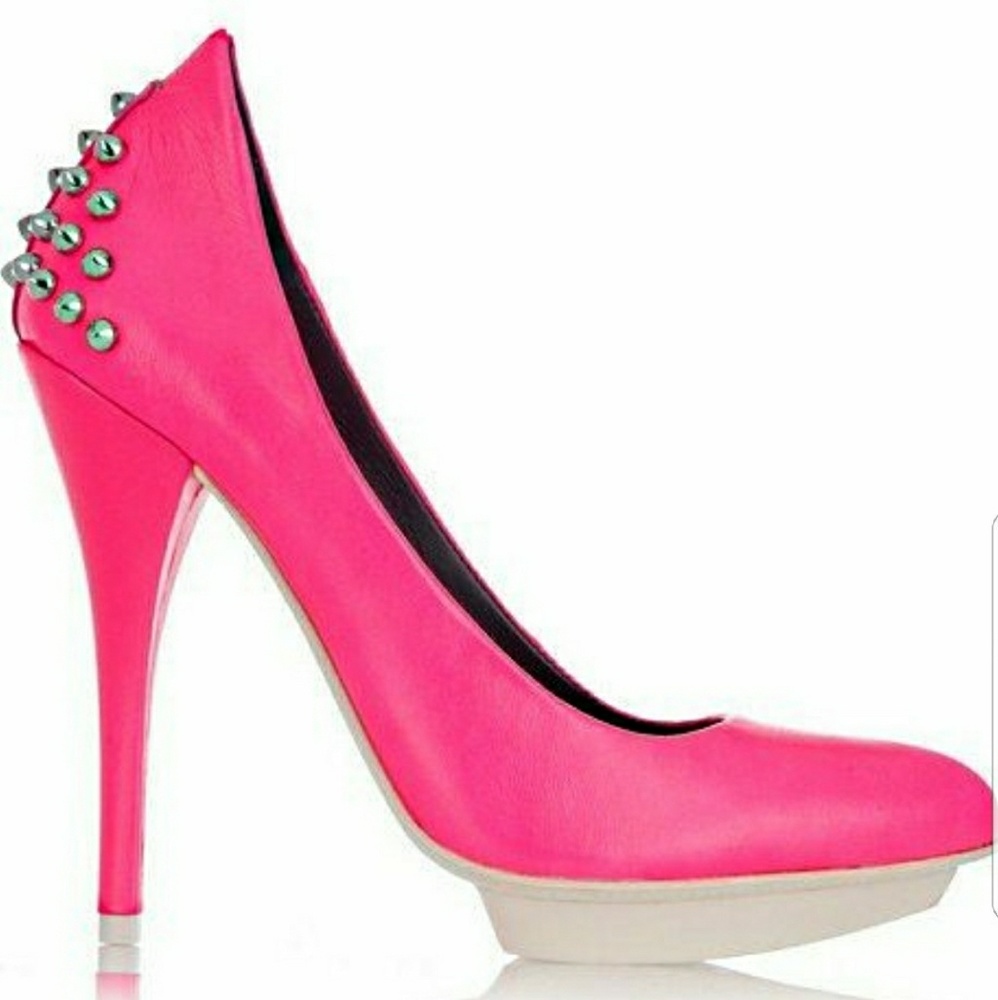 Alexander McQueen Studded Neon Pink pumps 💘
